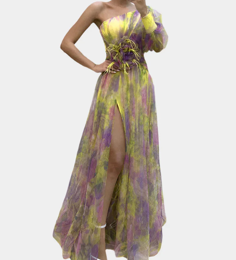 Romantické Šaty S Rozparkem A Květ Ve Středu Pro Události