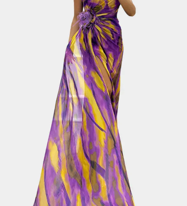 Barvité A Vzdušné Šaty S Výrazným Vzorem Na Jedno Rameno