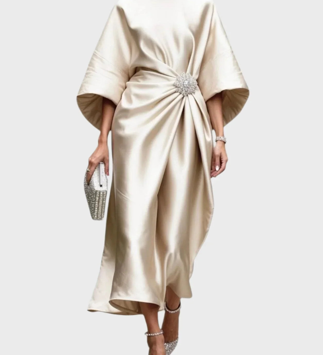 Saténové Šaty s Bočními Záševky a Dekorativní Sponou