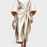 Saténové Šaty s Bočními Záševky a Dekorativní Sponou