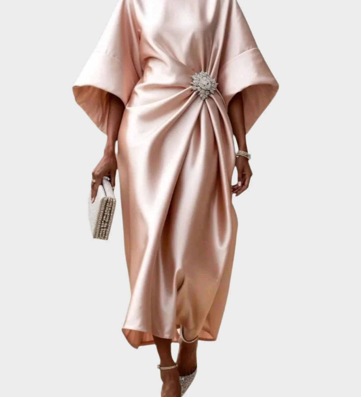 Saténové Šaty s Bočními Záševky a Dekorativní Sponou