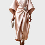 Saténové Šaty s Bočními Záševky a Dekorativní Sponou