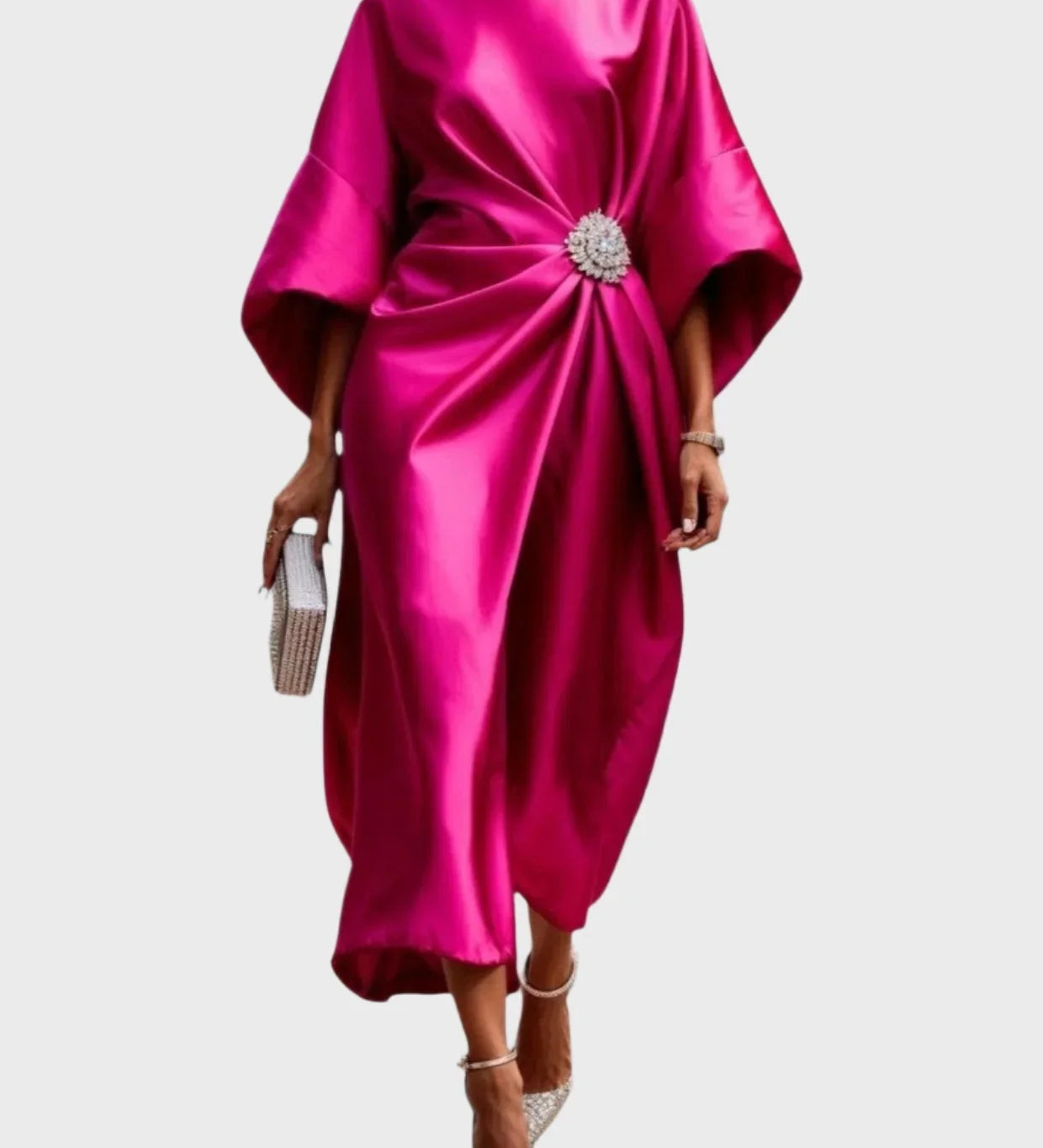 Saténové Šaty s Bočními Záševky a Dekorativní Sponou