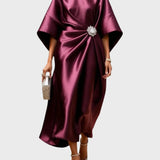 Saténové Šaty s Bočními Záševky a Dekorativní Sponou