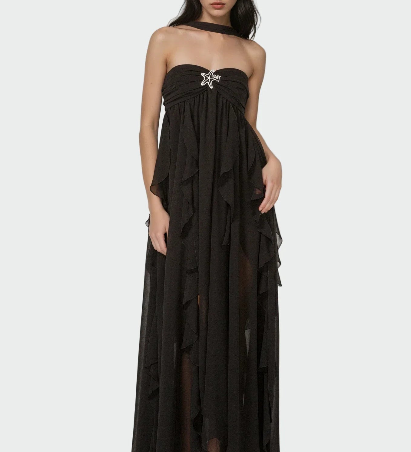 Azaila Maxi Šaty Elegantní Dekolt a Tenká Ramínka Stylové