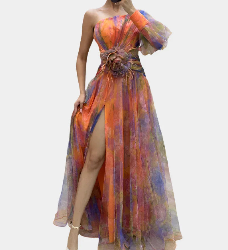 Romantické Šaty S Rozparkem A Květ Ve Středu Pro Události