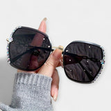 ADÉLA - Stylové dámské sluneční brýle s moderním gradientovým designem a kovovým rámem pro každodenní eleganci a sofistikovaný vzhled všedních dnů