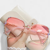 ADÉLA - Stylové dámské sluneční brýle s moderním gradientovým designem a kovovým rámem pro každodenní eleganci a sofistikovaný vzhled všedních dnů