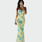 Saténové Šaty se Květinovým Vzorem a Smyslnou Eleganci