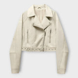 Moderní Krátká Kožená Bunda s Páskem a Vytříbenou Estetikou