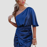 Elegantní Oblečení S Nadčasovým Minimalistickým Designem