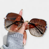 ADÉLA - Stylové dámské sluneční brýle s moderním gradientovým designem a kovovým rámem pro každodenní eleganci a sofistikovaný vzhled všedních dnů