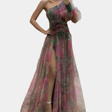 Romantické Šaty S Rozparkem A Květ Ve Středu Pro Události