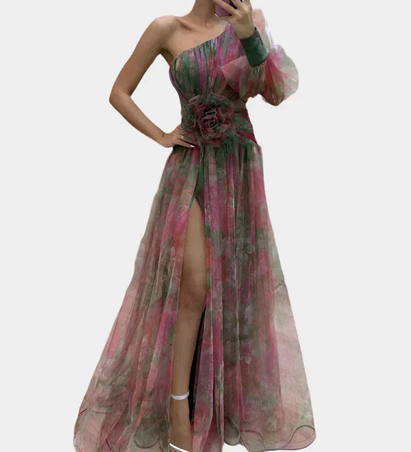 Romantické Šaty S Rozparkem A Květ Ve Středu Pro Události