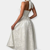 Elegantní Midi Šaty S Otevřenou Zádí A Korzetovým Designem