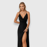 Dlouhé Saténové Šaty se Rozparkem a Tenkými Ramínky